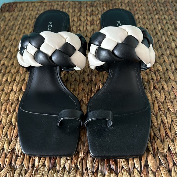 #Black & White Classic Toe Ring Heels 8.5 Worn Once - Picture 1 of 8